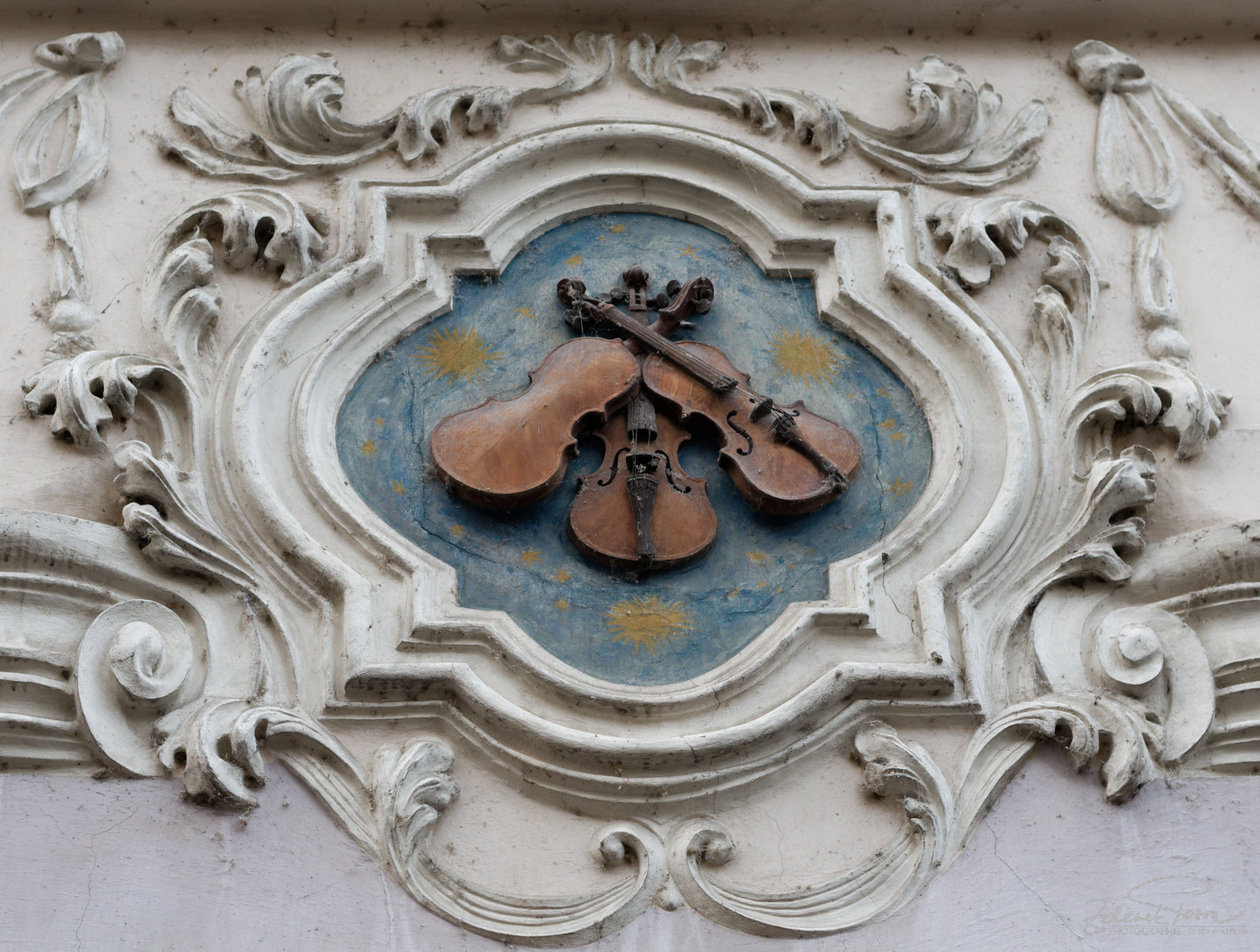 Dans une rue à Prague, la maison aux Trois Violons
